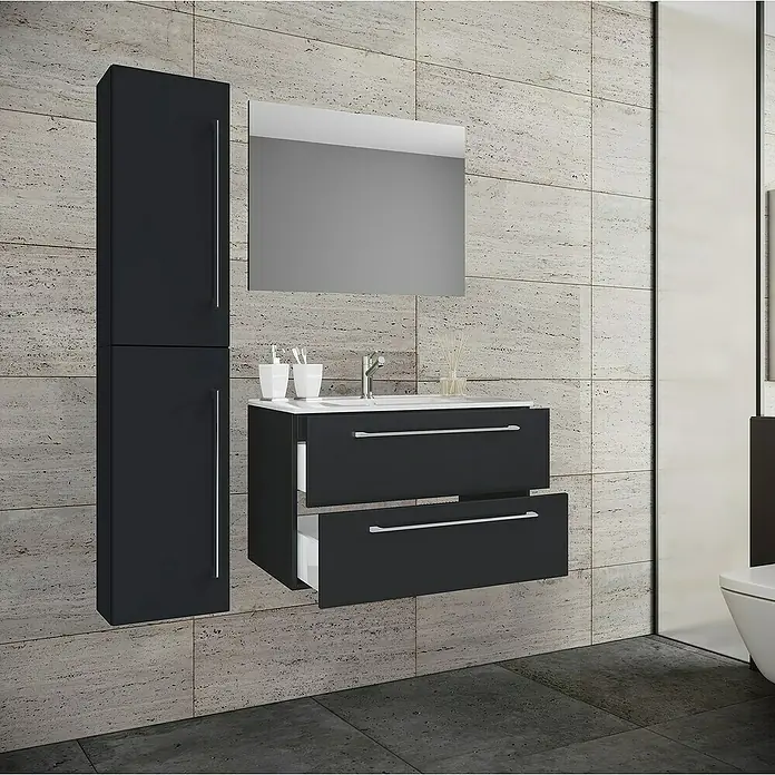 VCM Badinos Badmöbel-Set - 61 cm, Schwarz, 4 -tlg. - Modernes Badezimmer-Ensemble mit schwarzen Schränken, Waschtisch und Spiegel vor einer stilvollen Wand.