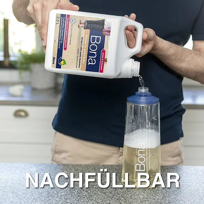 Bona Bodenreiniger Reiniger für geölte Böden - 850 ml, Kartusche - Nachfüllen von Bona Öl-Pflegemittel für Holzfußböden. Das Bild zeigt das Nachfüllen des Reinigers in eine Sprühflasche.