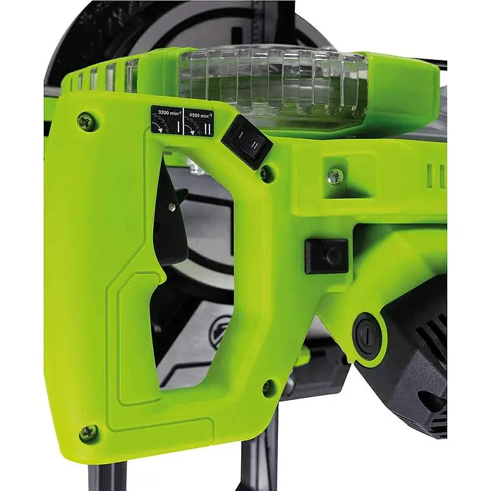Zipper Kapp- & Gehrungssäge ZI-KGS210DS - 1.700 W, Durchmesser Sägeblatt: 210 mm, Leerlaufdrehzahl: 3.200 U/min - 4.500 U/min - Nahaufnahme der Steuerungselemente einer grünen Kapp- und Gehrungssäge mit Geschwindigkeitsregelung.