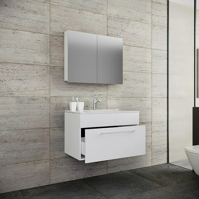 VCM Badinos Badmöbel-Set SPS - 80 cm, Weiß - Modernes Badezimmer-Waschbecken mit offenem Schubfach und Spiegelschrank an einer getäfelten Wand.