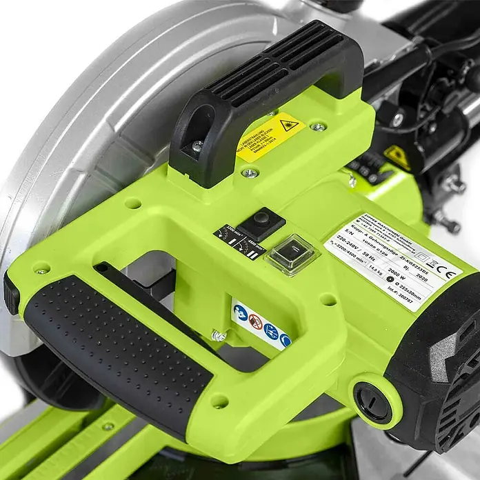 Zipper Kapp- & Gehrungssäge ZI-KGS255DS - 2.000 W, Durchmesser Sägeblatt: 255 mm - Nahaufnahme der Kapp- und Gehrungssäge ZI-KGS255DS von Zipper Maschinen mit grünem Griff und silbernem Sägeblattschutz.