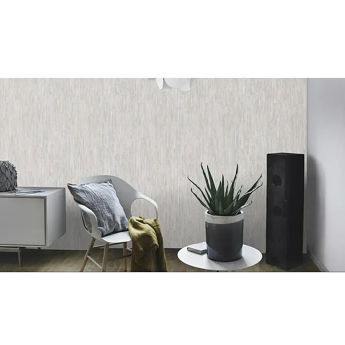 Rasch Vliestapete Vintage Lack - Hellgrau, Uni, 10,05 x 0,53 m - Einrichten mit einer weißen Wandtapete, einem Stuhl, einem Beistelltisch und einem Lautsprecher. Die Tapete erzeugt eine gemütliche Atmosphäre.