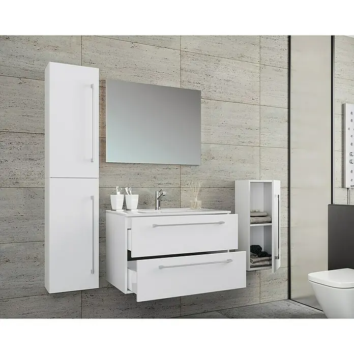 VCM Badinos Badmöbel-Set - 80 cm, Weiß, 5 -tlg. - Elegantes Badezimmer-Ensemble mit weißen Schränken, Waschtischunterschrank und Spiegel vor einer stilvollen Steinwand.
