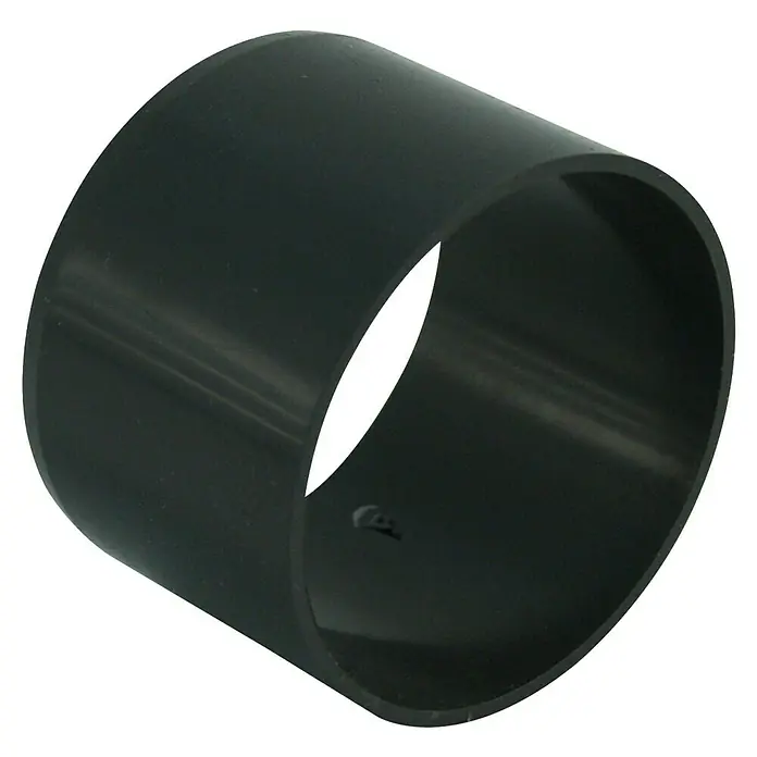 Marley Fallrohr-Bogenverbinder - Nennweite: 53 mm, Kunststoff, Anthrazit - Nahaufnahme eines schwarzen PVC-Rohrstücks. Das Rohrstück ist zylindrisch und hohl, perfekt für Sanitär- oder Bauprojekte.