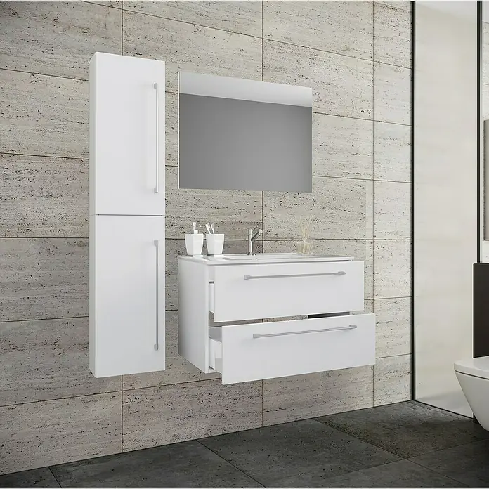 VCM Badinos Badmöbel-Set - 61 cm, Weiß, 4 -tlg. - Ein modernes Badezimmer-Set mit einem Waschbeckenunterschrank mit Schubladen, einem Hochschrank und einem Spiegel vor einer grauen Wand.