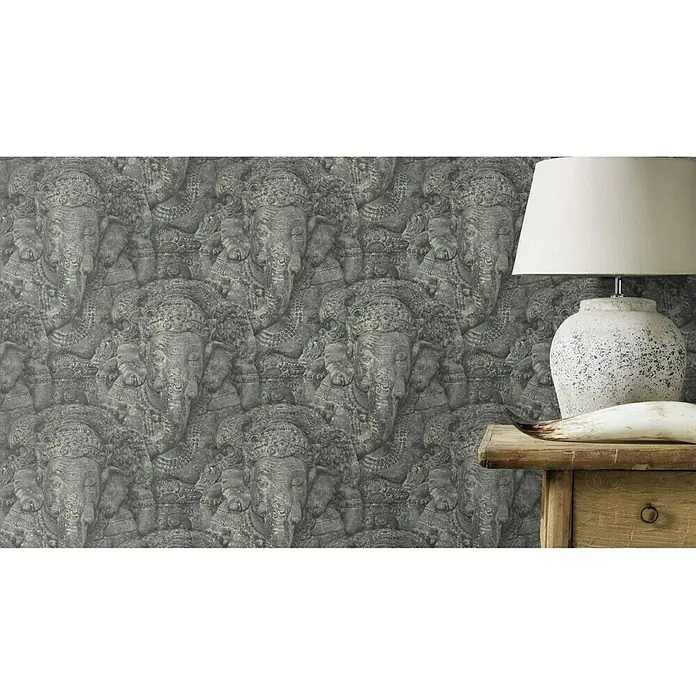 Rasch Vliestapete Crispy Paper Elefant - Grau, Tieroptik, 10,05 x 0,53 m - Graue Tapete mit Ganesha-Motiven, kombiniert mit einer Lampe und einem rustikalen Nachttisch, für ein stilvolles Ambiente.