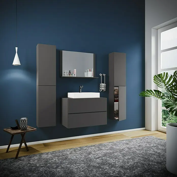 VCM Lendas Badmöbel-Set147 cm, Anthrazit - Elegantes Badezimmer-Ensemble mit einem schwebenden Waschtischunterschrank, Spiegelschrank und Hochschränken in dunklem Grau vor einer blauen Wand.