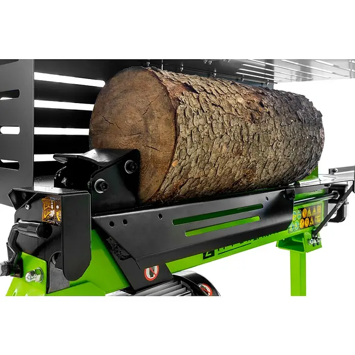 Zipper Holzspalter ZI-HS7TU - 2.300 W, 7 t, Max. Spaltgutlänge: 52 cm - Holzspalter im Detail mit großem Holzscheit. Der Holzspalter ist grün, hat schwarze Details und steht auf einem weißen Hintergrund.