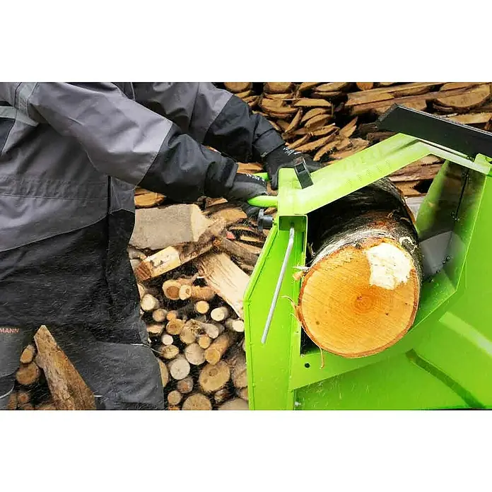 Zipper Wippkreissäge ZI-WP700TN - Durchmesser Sägeblatt: 700 mm - Eine Person, die einen Holzspalter verwendet, um einen Holzstamm in kleinere Stücke zu spalten, um Brennholz herzustellen.