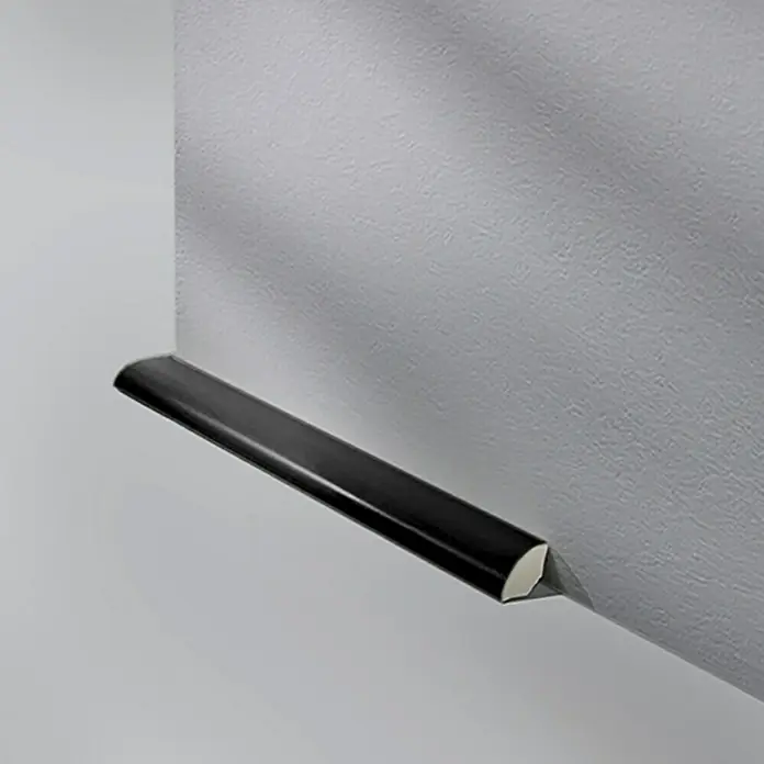 LOGOCLIC Viertelstab Schwarz - 250 cm x 14 mm x 14 mm - Nahaufnahme einer schwarzen Viertelkreisleiste, die an einer grauen Wand befestigt ist, ideal als stilvolle Akzentuierung.