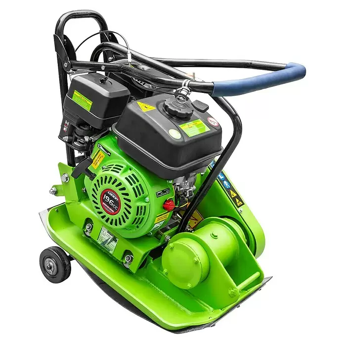 Zipper Rüttelplatte ZI-RPE60 - Motorleistung: 4.100 W, 3,6 l - Hellgrüne Rüttelplatte mit schwarzem Motor, Griff mit blauer Umhüllung und Transporträdern zur Bodenverdichtung.