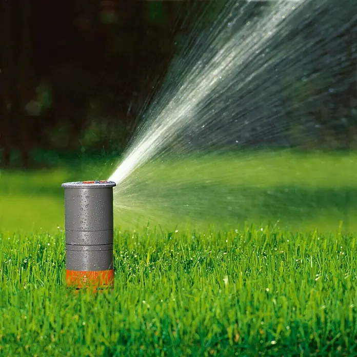 Gardena Sprinklersystem Turbinenversenkregner T 200 - ½″, Max. Regnerfläche: 200 m² - Rasensprenger in Aktion, der Wasser auf einen grünen Rasen sprüht. Perfekt für die Gartenbewässerung und Rasenpflege.