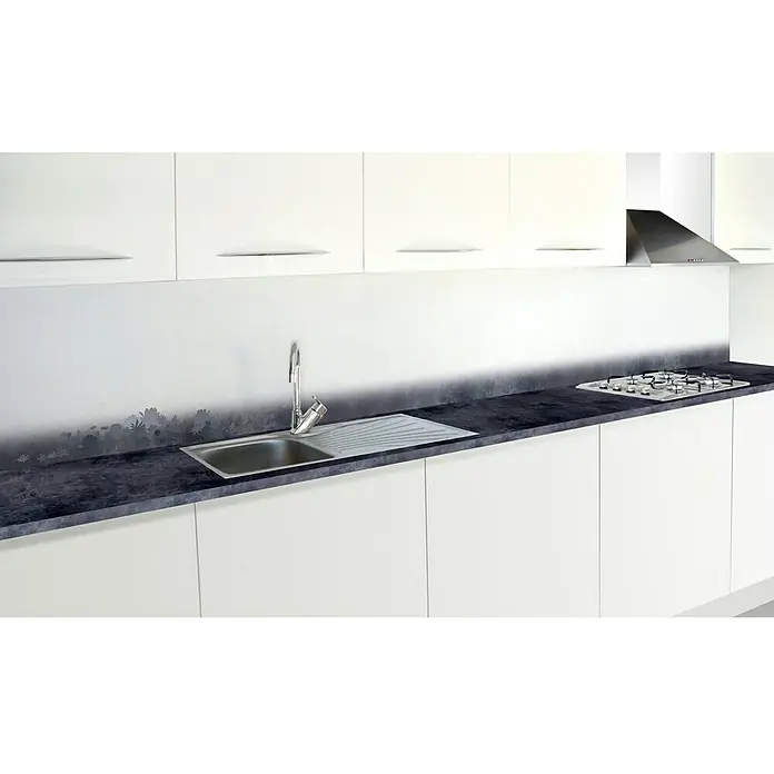 Resopal Küchenrückwand Fixmaß - Steel Bloom, 305 x 62 cm, Stärke: 15,4 mm, Holz - Eine moderne Küche mit weißen Schränken, einer dunklen Arbeitsplatte, einer Spüle und einem Kochfeld.