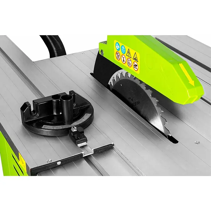 Zipper Tischkreissäge ZI-FKS250 - 2.200 W, Durchmesser Sägeblatt: 250 mm, Schnitttiefe bei 90 °: 74 mm - Nahaufnahme einer Tischkreissäge mit Sägeblatt und Winkeleinstellung für präzise Schnitte.