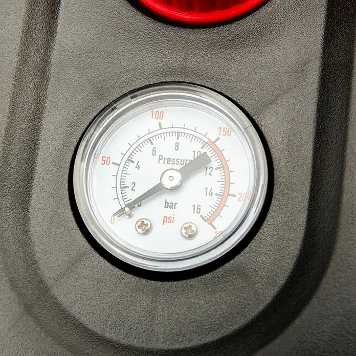 Zipper Kompressor ZI-COM50-10 - 1.500 W, Max. Druck: 10 bar, 50 l, Schmierung: Ohne - Nahaufnahme eines Manometers, das den Druck in bar und psi anzeigt, eingebettet in ein schwarzes Gehäuse.