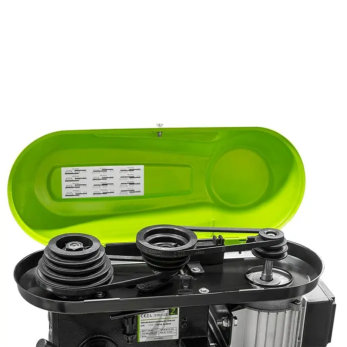 Zipper Tischbohrmaschine ZI-STB16T - 630 W, 420 U/min - 2.700 U/min, Spannweite Bohrfutter: 1,5 mm - 16 mm - Bohrmaschine mit offenem grünem Deckel, Riemenscheiben und Antriebsriemen sichtbar.