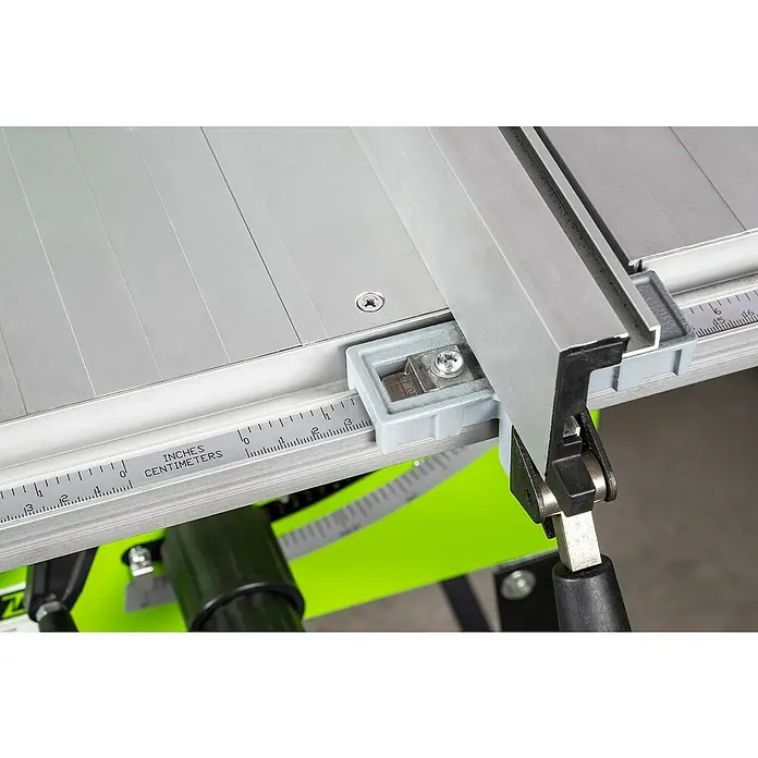 Zipper Tischkreissäge ZI-FKS250 - 2.200 W, Durchmesser Sägeblatt: 250 mm, Schnitttiefe bei 90 °: 74 mm - Nahaufnahme einer Tischsäge mit Fokus auf Anschlag und Skala für präzise Schnitte.