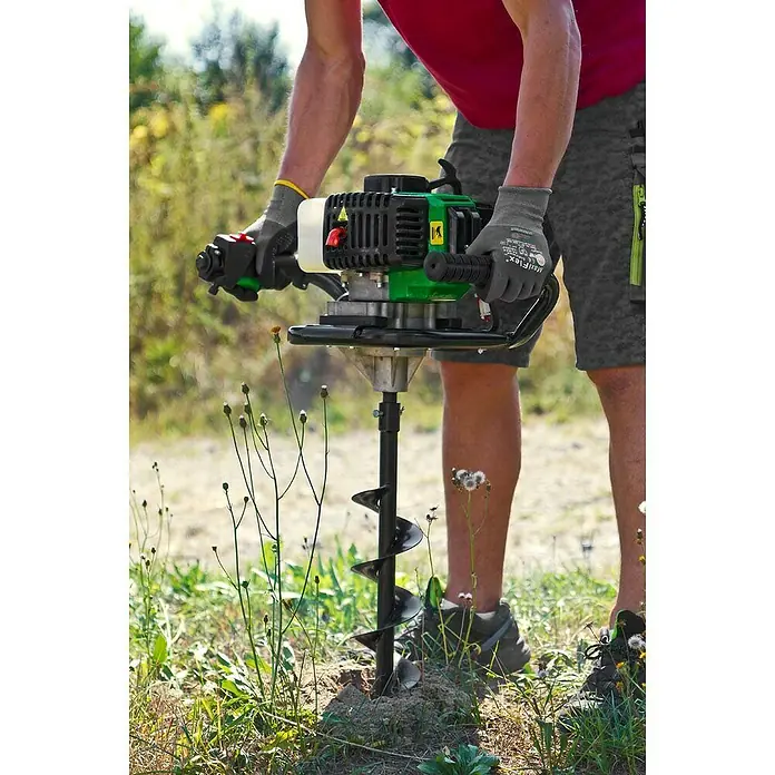 Zipper Erdbohrer ZI-ELB70 - 100 mm, Geeignet für: Erde - Ein Mann bedient einen Erdlochbohrer im Freien. Ideal zum Pflanzen von Bäumen und Aufstellen von Zäunen.