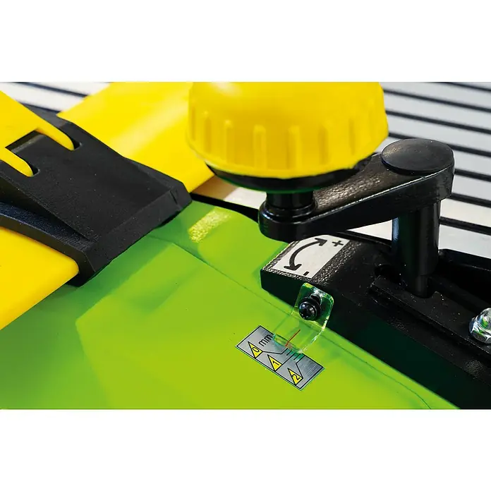 Zipper Hobelmaschine ZI-HB305 - Motorleistung: 1.800 W - Nahaufnahme einer Hobelmaschine, die die gelben und grünen Komponenten sowie die Bedienelemente der Maschine hervorhebt.