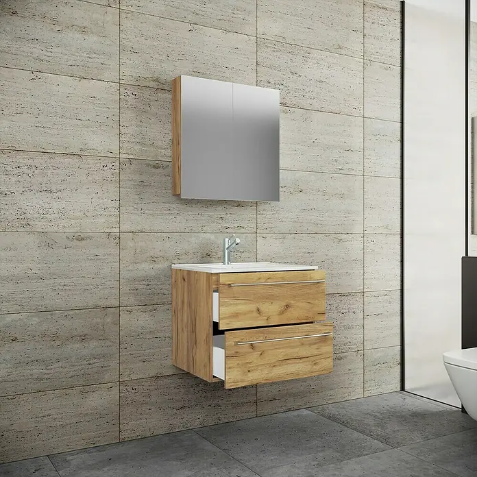 VCM Badinos Badmöbel-Set SPS - 60 cm, Honig-Eiche, 3 -tlg. - Ein modernes Badezimmer mit einem Holzwaschtisch mit offenen Schubladen und einem Spiegelschrank an einer getäfelten Wand.