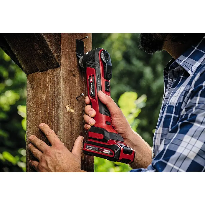 Einhell Professional Power X-Change 18V Akku-Multifunktionswerkzeug TP-MG 18 Li BL-Solo - 18 V, Ohne Akku, Oszillationswinkel: 3,2 ° - Einhell Akku-Multifunktionswerkzeug im Einsatz. Das rote Werkzeug ist kabellos und schneidet ein Holzstück mit Nägeln.