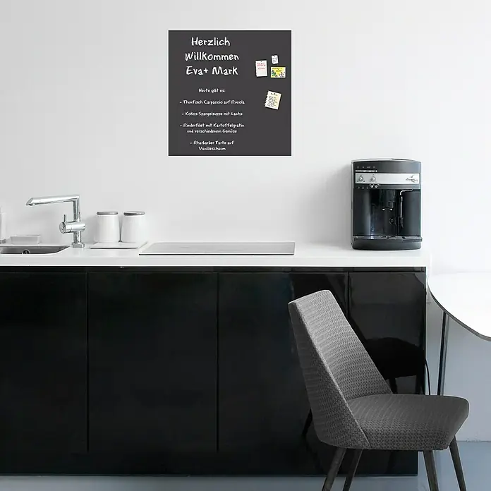 Magnetische Tafelfolie - Grau, 50 x 50 cm, Inkl. 3 Magnete und 3 Stück Kreide - Eine schwarze Magnettafel mit einer handgeschriebenen Speisekarte und Notizen hängt in einer modernen Küche.