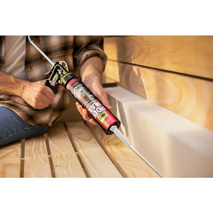 UHU Poly Max Montagekleber Sofort Power - Weiß, 425 g, Kartusche - Eine Kartusche UHU Poly Max Klebstoff wird mit einer Pistole auf ein Holzstück aufgetragen, um es zu befestigen.