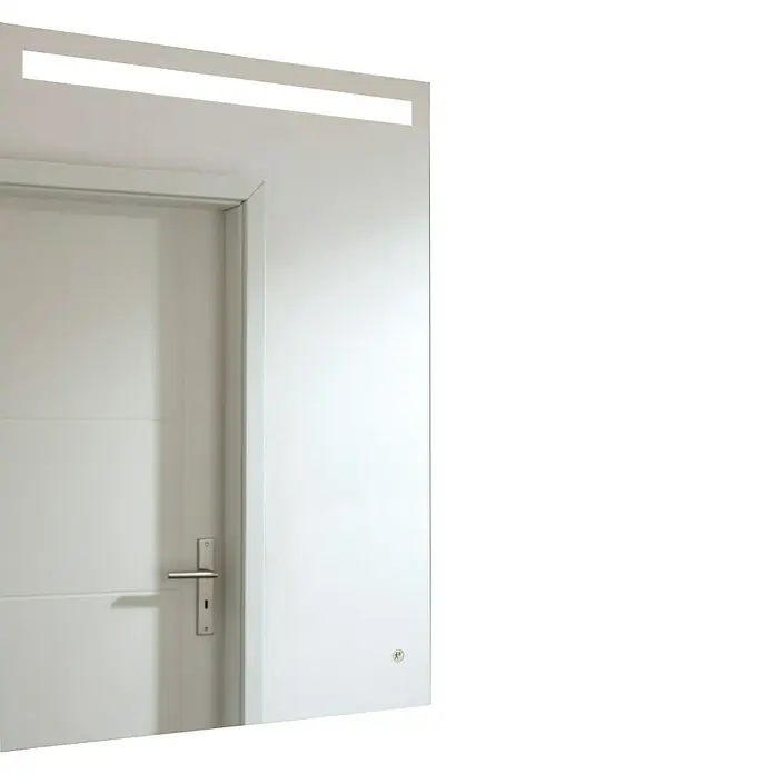 Camargue Lichtspiegel Akku - 50 x 70 cm, Mit Lithium-Ionen Sekundärbatterie - Das Bild zeigt einen modernen rechteckigen Spiegel mit integrierter Beleuchtung, der über einem weißen Türrahmen hängt und ein minimalistisches Design aufweist.