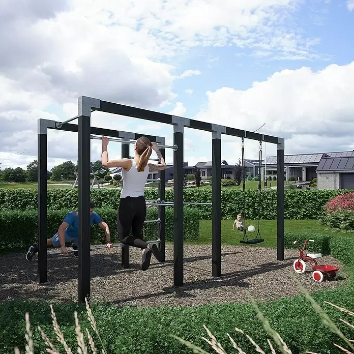 Plus Klettergerüst Outdoor Fitness inkl. Schaukel - 380 x 138 x 220 mm, Holz, Schwarz RAL 9005 - Outdoor-Fitnessstation mit dunklen Pfosten und silbernen Stangen. Erwachsene trainieren, ein Kind schaukelt.