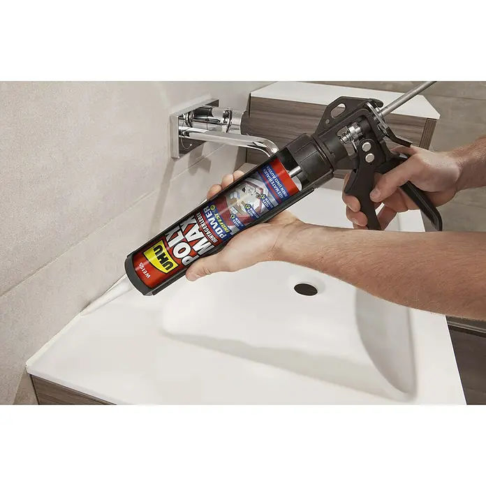 UHU Poly Max Montagekleber Power - Weiß, 425 g, Kartusche - Ein UHU Poly Max Power Montagekleber wird mit einer Kartuschenpistole aufgetragen, um eine dichte Verbindung zu schaffen.