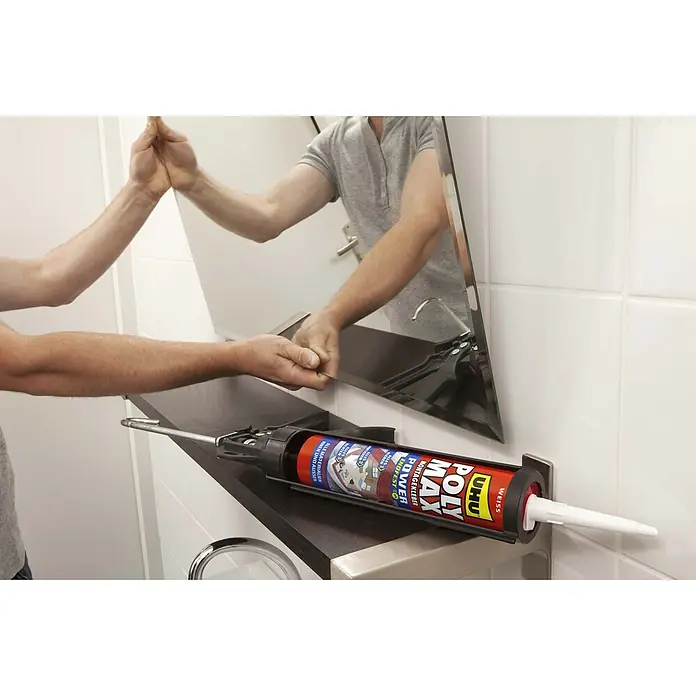 UHU Poly Max Montagekleber Power - Weiß, 425 g, Kartusche - Eine Kartusche UHU Poly Max Power Kleber in einem Auspressgerät vor einem Spiegel. Ideal für Montagearbeiten im Haus, stark und zuverlässig.
