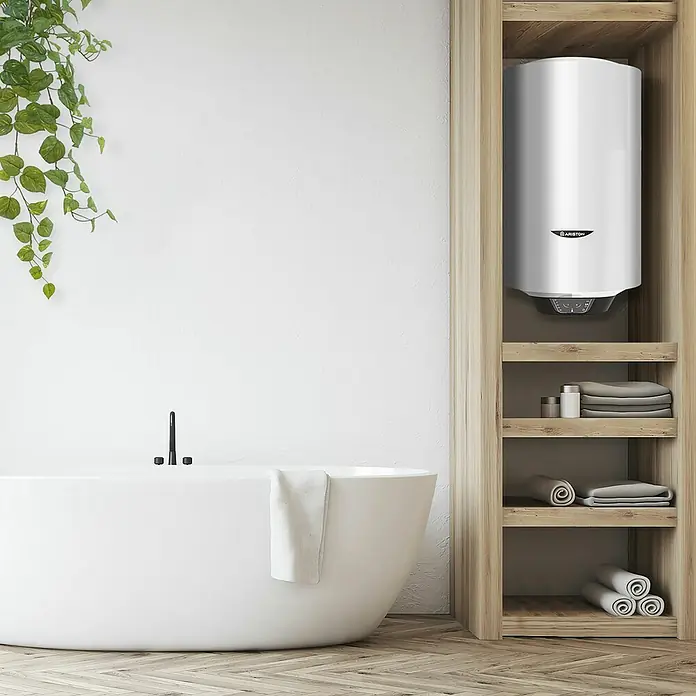 Ariston Termo eléctrico Pro1 Eco Slim - 30 l, 1.800 W, Montaje en la pared - Un calentador de agua Ariston blanco instalado en un estante de madera en el baño. Diseño elegante para confort moderno.