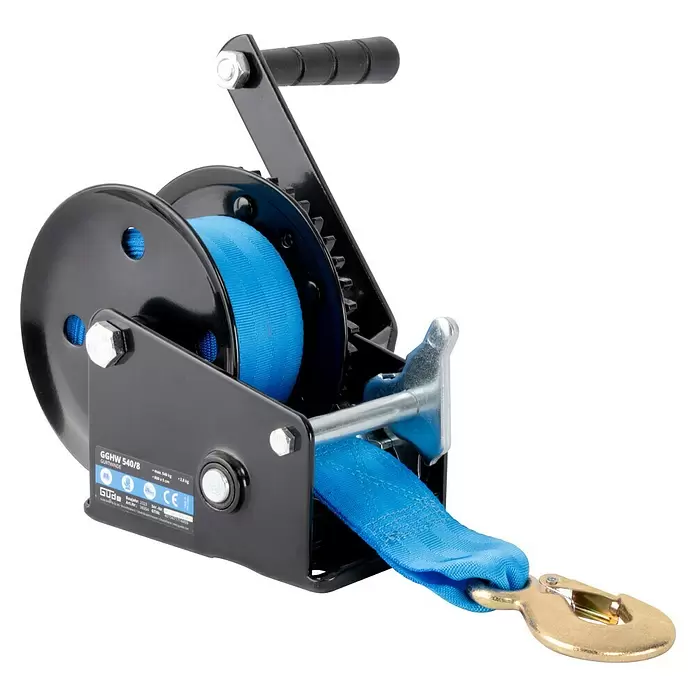 Güde Gurtwinde GGHW 540/8 - Tragkraft: 540 kg - Schwarze Handwinde mit blauem Textilband und Metallhaken.
