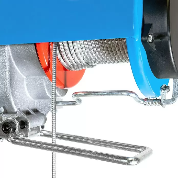 Güde Elektro-Seilhebezug GSZ 500/1000 -  - Nahaufnahme eines Elektroseilzugs mit blauem Gehäuse, silbernem Motorgehäuse, oranger Trommel und Stahlseil.