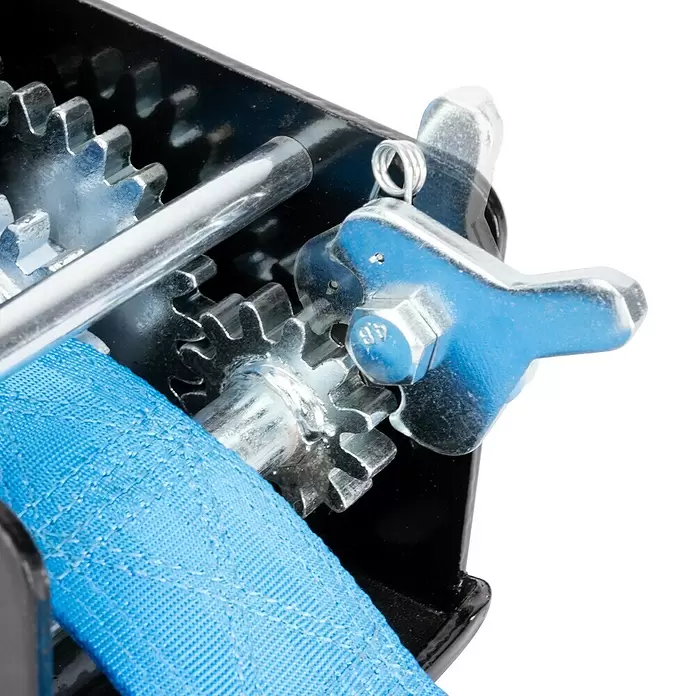 Güde Gurtwinde GGHW 900/8 - 900 kg - Nahaufnahme einer Winde mit Metallzahnrädern, blauem Gurtband und einem blaugriffigen Ratschenmechanismus.