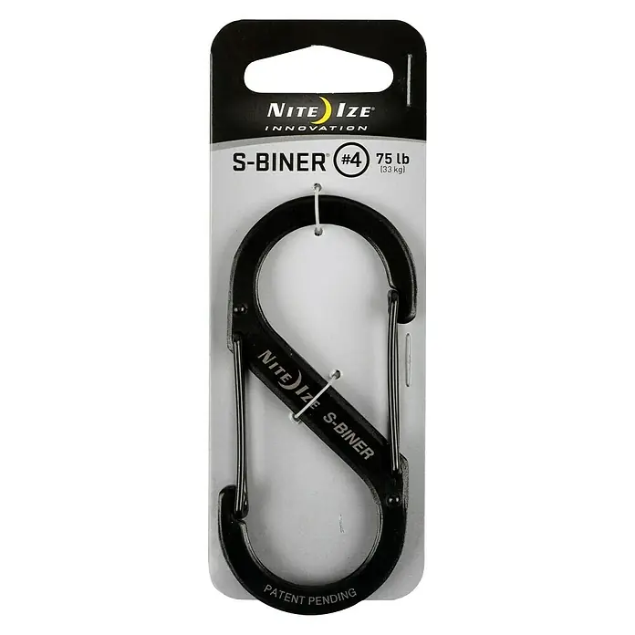 Nite Ize Doppelkarabiner - 89 x 38 mm, Edelstahl, Schwarz, Belastbarkeit: 33 kg - Nahaufnahme eines schwarzen Nite Ize S-Biner #4 Karabiners mit einer Tragkraft von 75 lb (33 kg) auf einer Verkaufsverpackung.