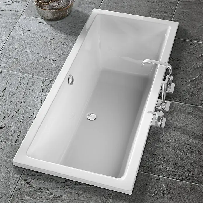 Camargue Badewanne St. Martin - 180 x 80 cm, Sanitäracryl, Weiß - Elegante, rechteckige Badewanne aus glänzendem Weiß, mit Armaturen und Ablauf. Perfekt für ein modernes Badezimmerdesign.