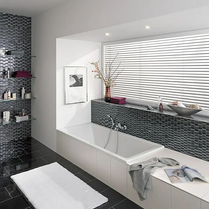 Camargue Badewanne St. Martin - 180 x 80 cm, Sanitäracryl, Weiß - Elegantes Badezimmer mit einer modernen Badewanne, stilvollen Mosaikfliesen und minimalistischem Design, das eine entspannende Atmosphäre schafft.