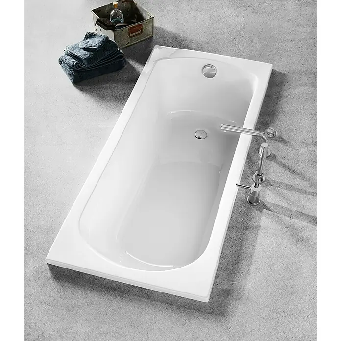 Camargue Arles Badewanne - L x B: 170 x 75 cm, Sanitäracryl, Weiß - Weisse Badewanne mit Armaturen und Handtüchern, die ein entspannendes Badeerlebnis verspricht. Das elegante Design macht sie zu einem Hingucker.