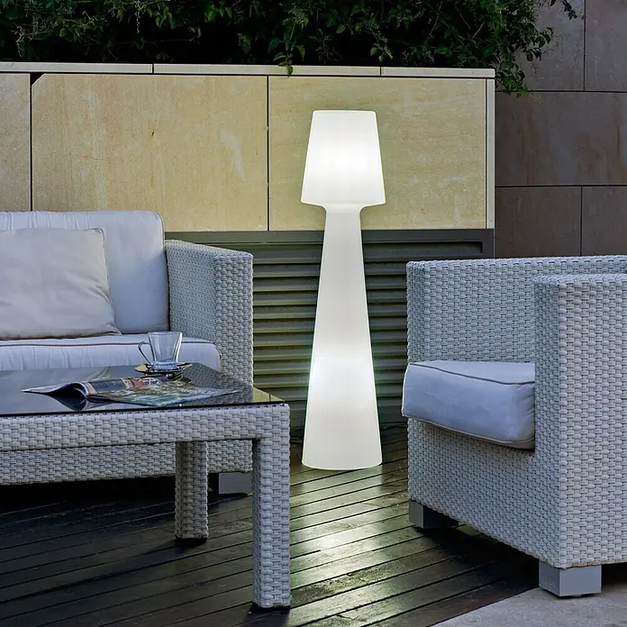New Garden Design-Außenleuchte Lola 110 - Höhe: 110 cm, Leistung: 16 W, Tageslichtweiß - Stilvolle Außenaufnahme mit einer modernen, leuchtenden Stehlampe, umgeben von eleganten Gartenmöbeln für entspannte Stunden im Freien.