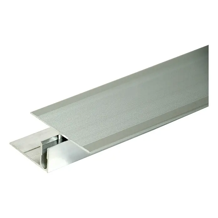 Kovalex Übergangsprofil - 250 x 6 x 2,3 cm, Aluminium - Ein silbernes Übergangsprofil mit gerippter Oberfläche, ideal für den Übergang zwischen Bodenbelägen und zur Abdeckung von Dehnungsfugen.