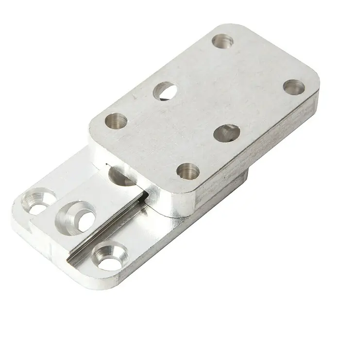 Sherpa Steckverbinder XS 5 - 50 x 30 x 12 mm, Belastbarkeit: 200 kg, Geeignet für: Holzwerkstoffe - Nahaufnahme einer silbernen, rechteckigen Scharnierplatte mit mehreren Löchern. Das Metallteil ist sauber verarbeitet und modern.