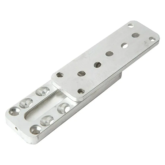 Sherpa Steckverbinder XS 15 - 90 x 30 x 12 mm, Belastbarkeit: 600 kg, Geeignet für: Holzwerkstoffe - Ein silberfarbenes, verstellbares Beschlagteil mit mehreren Löchern und einer rechteckigen Form.