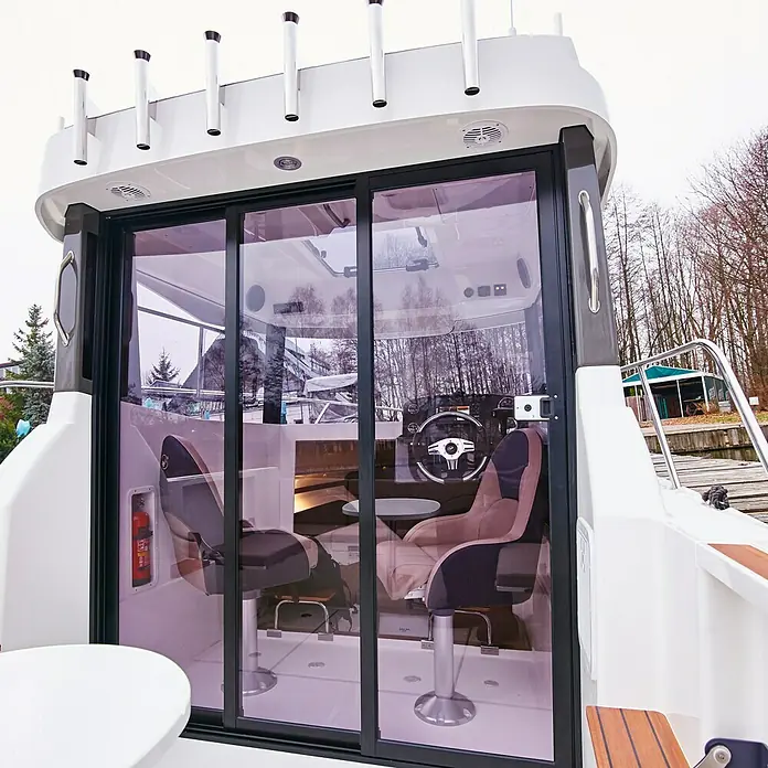 PEGAZUS GFK-Boot 560 Top Fisher 115 - Motorleistung 84.6 kW/115 PS, Geeignet für: Max. 6 Personen, CE-Klasse C - Einblick in das Innere eines modernen Bootes mit Schiebetür, Steuerrad und bequemen Sitzen.