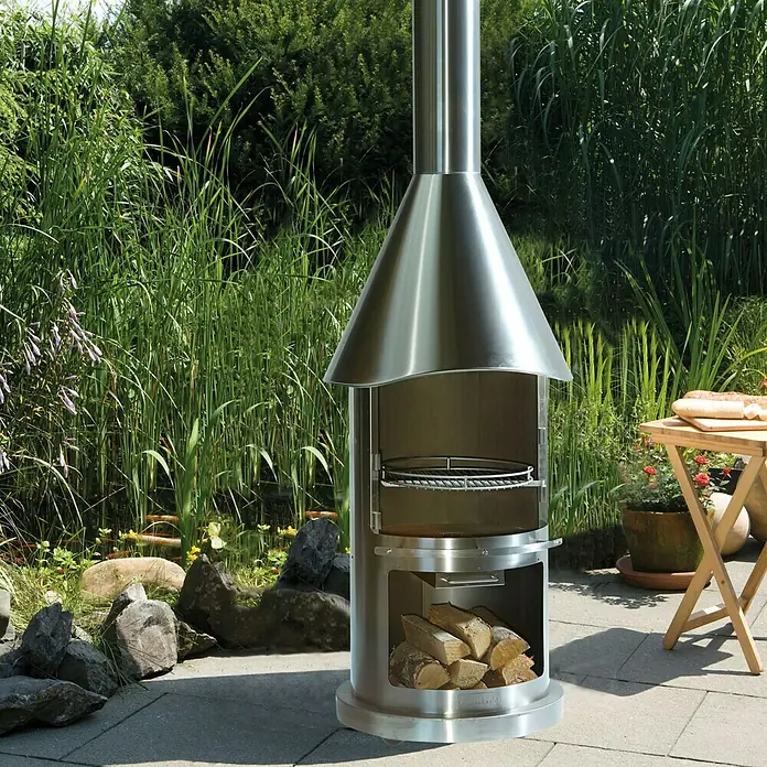 Buschbeck Grillkamin Auckland - Hauptgrillfläche: Ø 42,5 cm, Edelstahl, Edelstahl - Hochwertiger Edelstahl-Gartengrill mit Holzfach, ideal für stilvolle Grillabende im Freien. Der Grill besticht durch sein modernes Design.