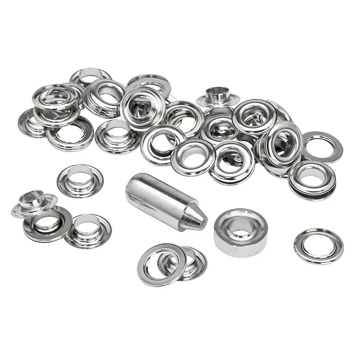 Rapid Ösen - Durchmesser: 12 mm, 25 Stk. - Nahaufnahme von einer Sammlung silberner Ösen und einem Werkzeug zum Anbringen von Ösen, ideal für Bastel- und Nähprojekte.