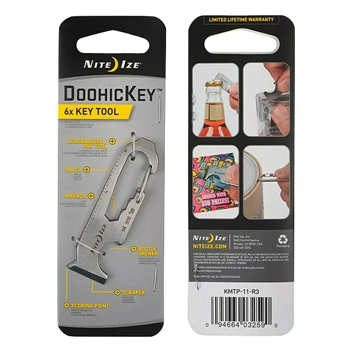 Nite Ize Herramienta multiuso DoohicKey - 6,5 x 1,7 cm, Acero inoxidable, Plateado - Embalaje de la herramienta clave Nite Ize Doohickey 6x, que muestra las funciones de la herramienta y ejemplos de uso.