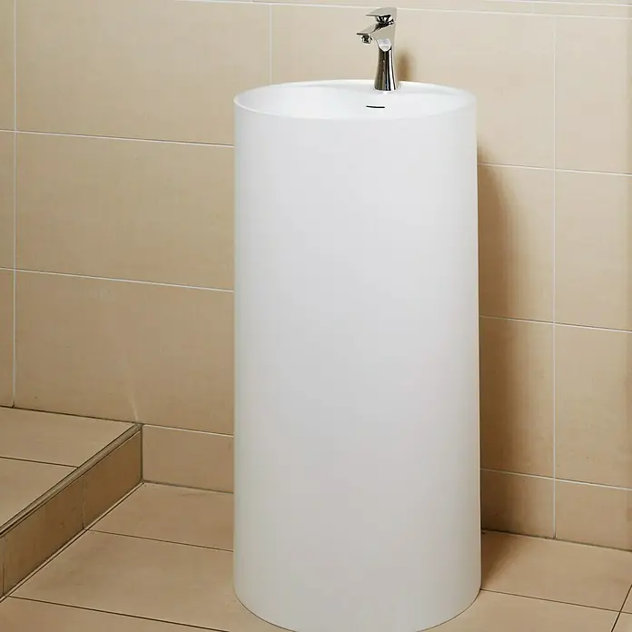 Camargue Lavabo Rondo Minera - Ø x Al: 45 x 90 cm, Orificios para grifo: Medio, Con desbordamiento, Blanco - Lavabo independiente con grifo en un baño con azulejos beige.
