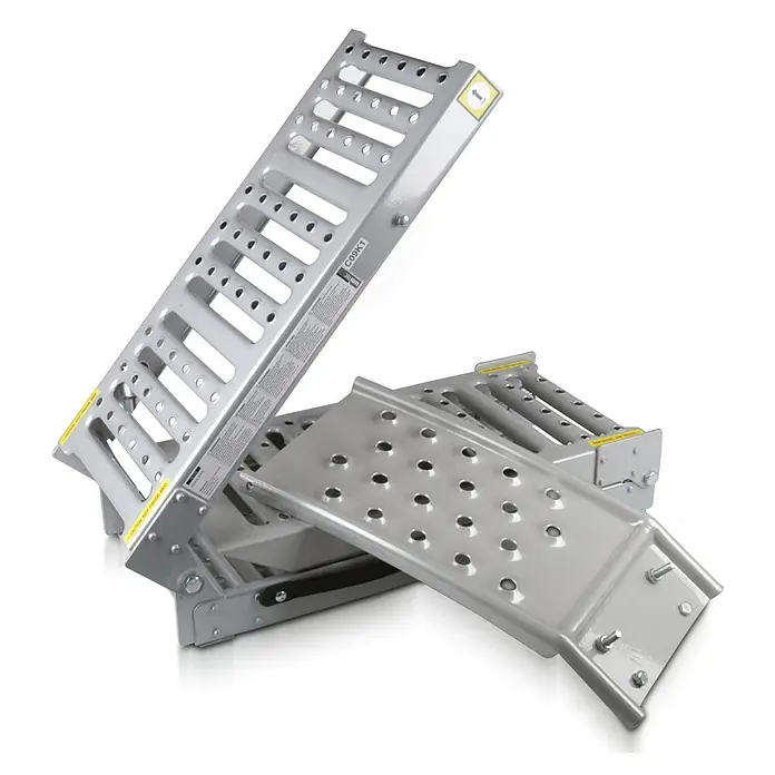 UniTEC Auffahrrampen-Set - Klappbar, 2 Stk., 200 x 23 cm - Eine Nahaufnahme von zwei zusammengeklappten, grauen, faltbaren Auffahrrampen, die übereinander gestapelt sind.