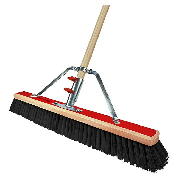 Saalbesen Bulldozer - Breite Besen: 50 cm, Material Borsten: Haarmischung, Mit Stiel - Eine Kehrbürste mit einem roten Holzsockel und schwarzen Borsten, die sich perfekt für Reinigungsarbeiten eignet.